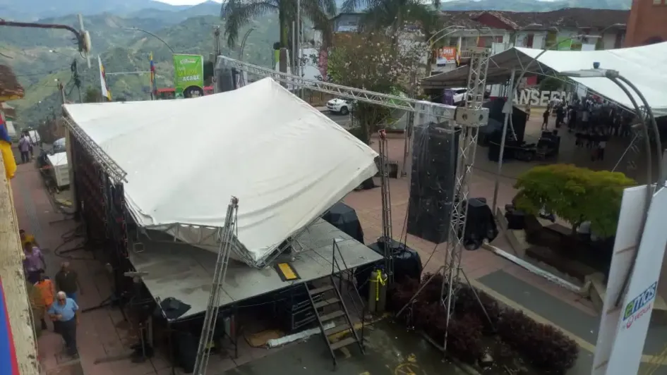 Se desploma escenario para fiestas de Anserma
