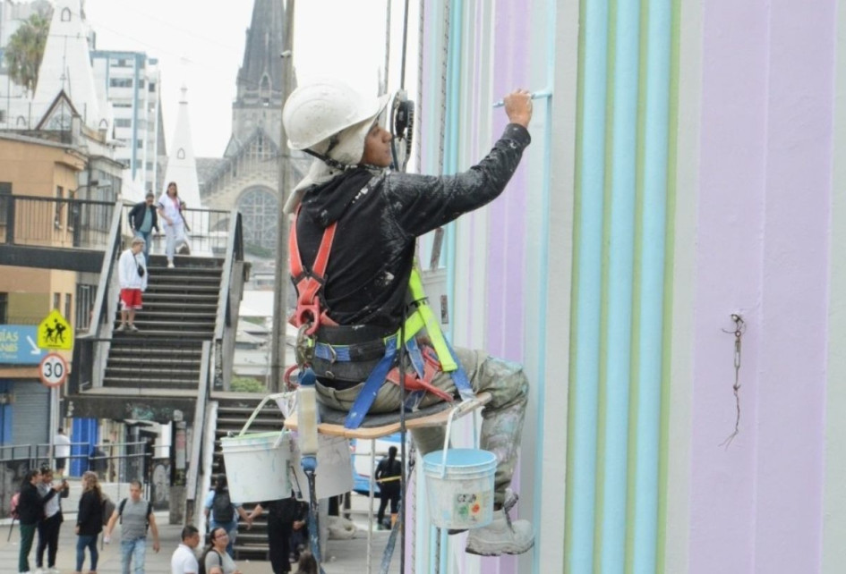 Reforzar la infraestructura y las prácticas académicas es la propuesta de algunos candidatos. En la foto pintan la fachada del Liceo Isabel la Católica.