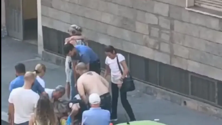 Un hombre salva la vida de una niña en Italia amortiguando su caída de un edificio