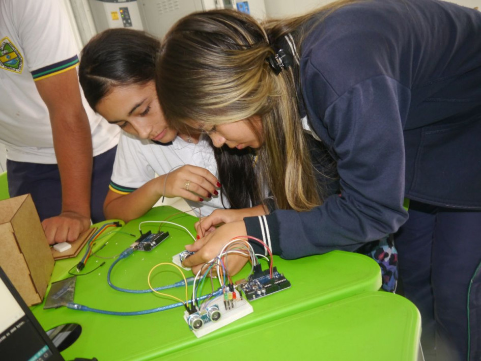 El colegio rural Santágueda, de Palestina, fue beneficiado con el programa Aula STEM, de la Universidad Nacional. Enseñan lo básico en programación de placas, circuitos y el montaje de comandos en el computador.