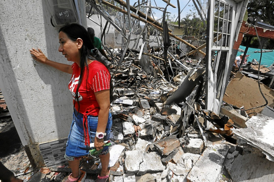 Johana Muñoz observa los escombros de su vivienda destruida tras ser afectada por el ataque con carro bomba dirigido a una estación policial en Timba (Cauca).