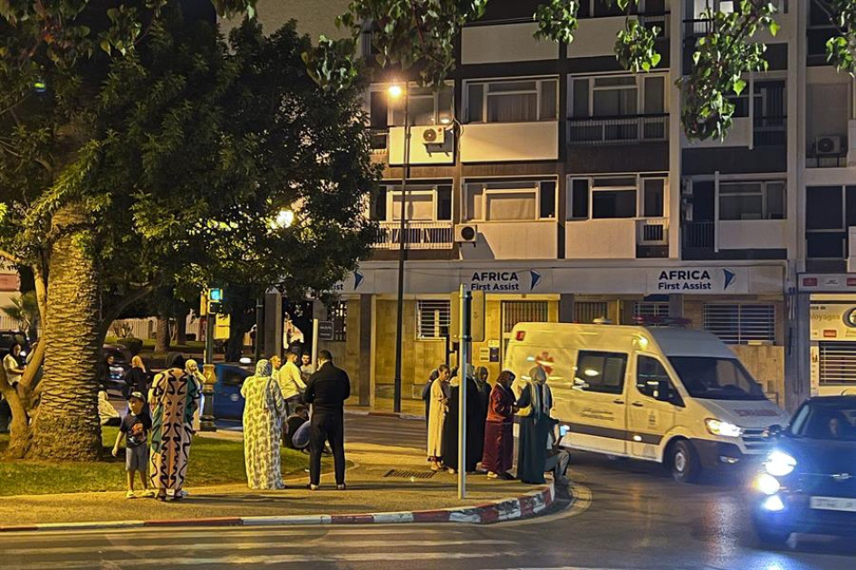 Vecinos en el centro de Rabat huyen de sus casas y salen a la calle tras el terremoto.