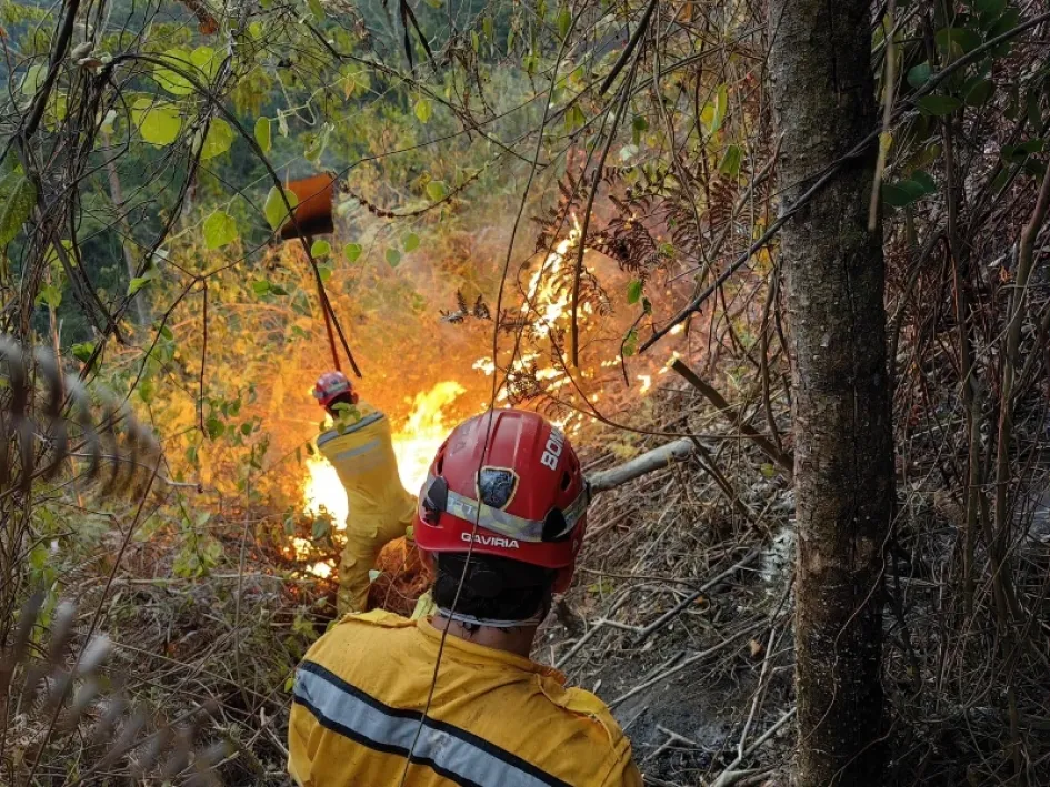 Bomberos de Filadelfia trabajan para controlar el incendio que se presentó en zona rural del municipio.