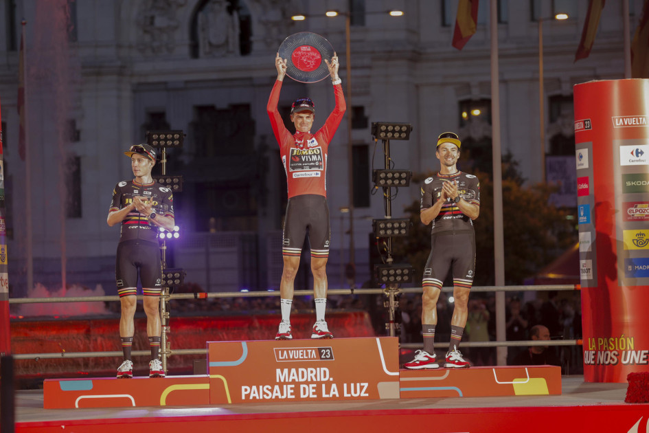 Los ciclistas del Jumbo Visma, el estadounidense Sepp Kuss (centro), el danés Jonas Vingegaard (izquierda) y el esloveno Primoz Roglic, durante la entrega de los trofeos como primero, segundo y tercer clasificados respectivamente de la clasificación general de la Vuelta a España, que finalizó este domingo en Madrid.