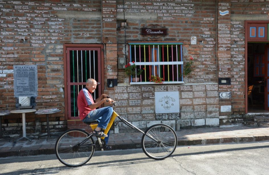 En esta casa esquinera donde funciona 'Cameloc, el cielo de la música' están escritos los momentos y personajes más memorables de Viterbo (Caldas). Nelson Adolfo López Díaz, su fundador, mientras pedalea su bicicleta cuenta cómo se ha convertido en un icono cultural de su municipio y hace parte de esta ruta en imágenes que LA PATRIA presenta hoy de este Paraíso Turístico, como es conocido por los viterbeños.