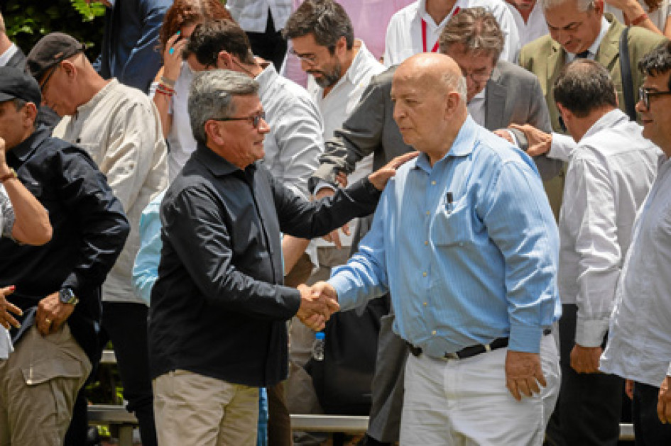 Foto | EFE | LA PATRIA  El jefe de la delegación del Eln, Pablo Beltrán, y el jefe de la delegación del Gobierno, Otty Patiño, conversan tras el cierre del cuarto ciclo de diálogos de paz.