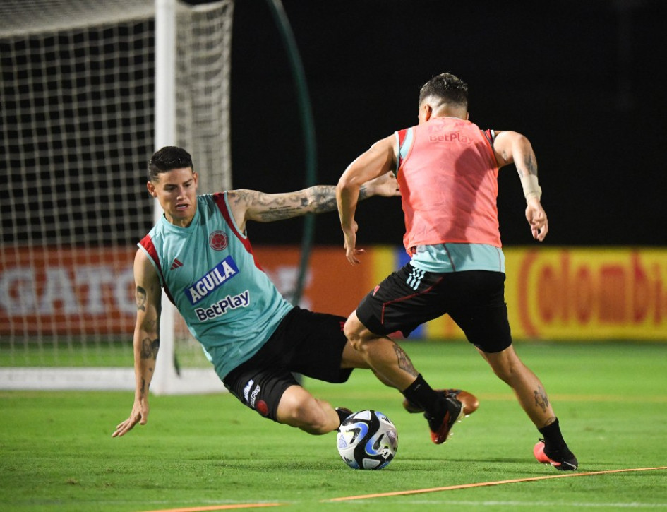 James Rodríguez y Juan Fernando Quintero, dos de los creativos de Colombia en la Eliminatoria. Hoy visitan a Chile.