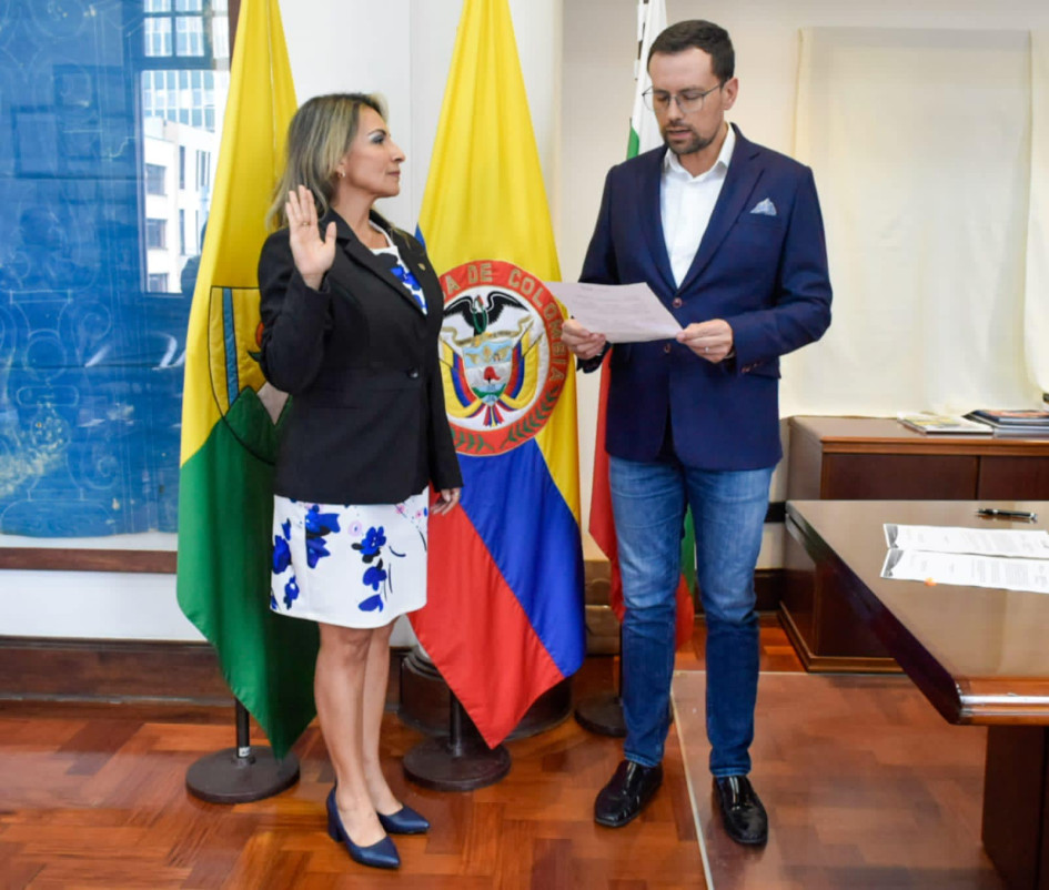 La nueva secretaria de Cultura de Caldas, Andrea González Álvarez, con el gobernador de Caldas, Luis Carlos Velásquez.