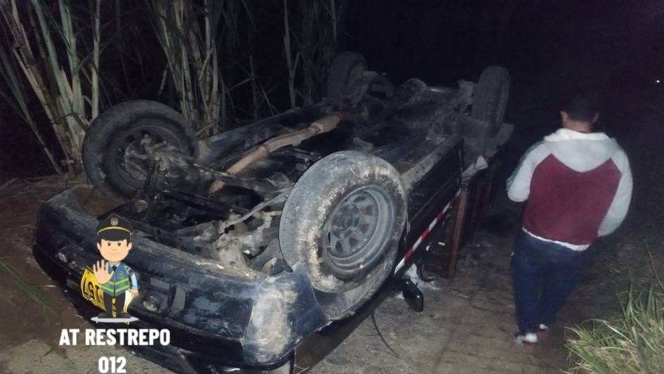 Una camioneta que acompañaba una caravana de un candidato a la Alcaldía de Samaná se volcó en la noche de este sábado. 15 personas resultaron lesionadas y una falleció.