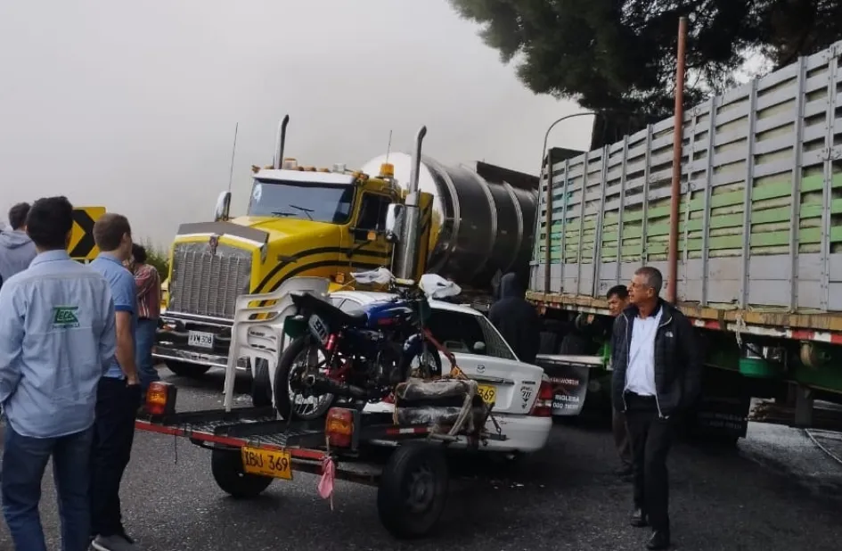 Accidente de tránsito de dos tractomulas y un particular en la vía Manizales - Bogotá