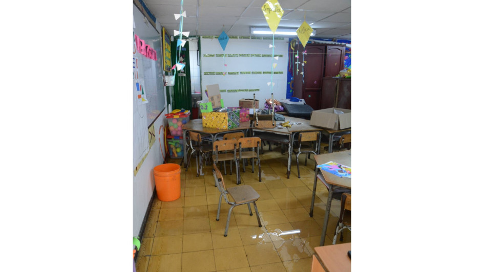 Tres aulas del colegio Estambul se encuentran afectadas por filtración de agua.