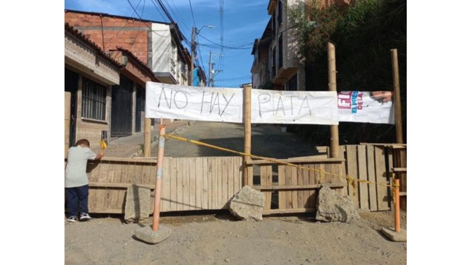 Los vecinos de la calle 10 entre carreras 13 y 14 de Chinchiná piden celeridad en los trabajos de pavimentación de un tramo de calzada. La obra la pararon. Alcaldía anuncia que retomaría trabajos la próxima semana. Los vecinos cercaron con palos el acceso a esta vía.