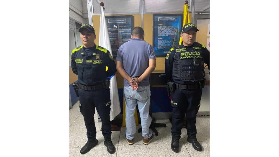 El capturado, de 27 años, le había robado a un hombre en su carro en el sector de San Rafael. La comunidad lo estaba golpeando cuando llegó la Policía.