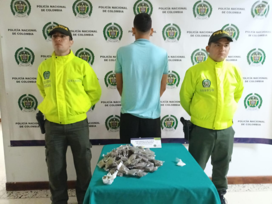 La Policía de Caldas capturó en flagrancia a alias El Chamo, con 868 gramos de marihuana y 5,5 gramos de base de coca, entre otros elementos que se le incautaron.