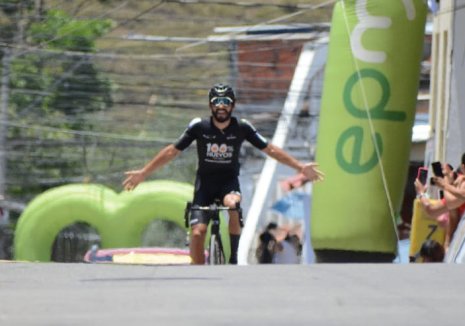 El ciclista caldense Juan Diego Hoyos celebra en Supía su segunda victoria en el Clásico RCN 2023.