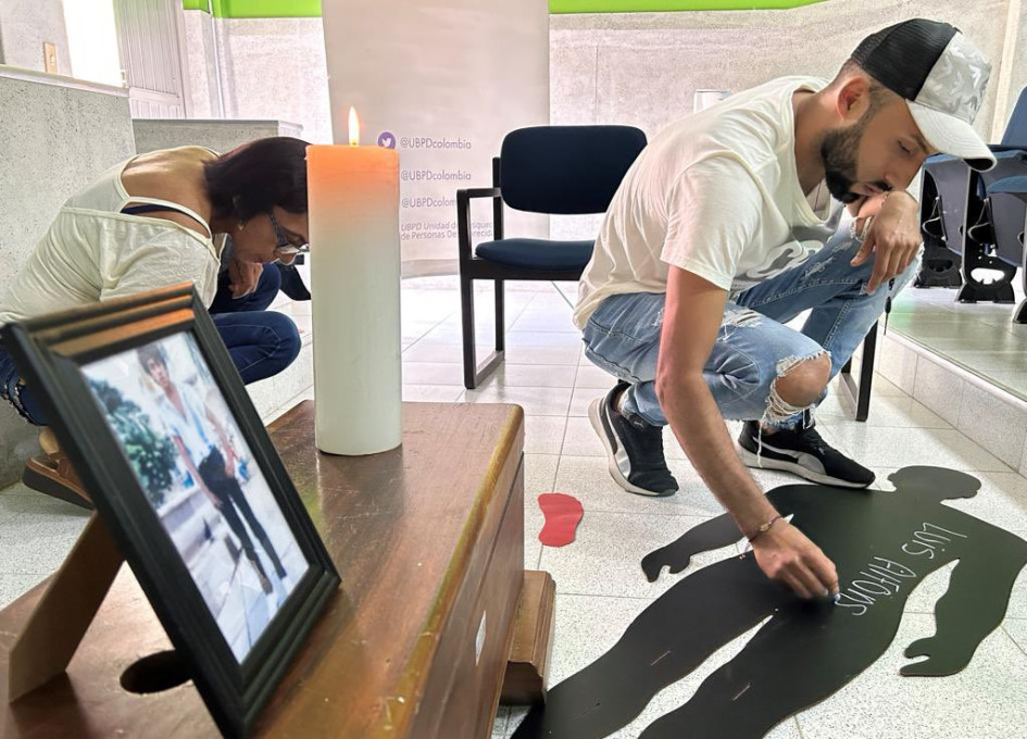 Willy Restrepo recibió en Titiribí (Antioquia) los restos de su padre, desaparecido hace 17 años.