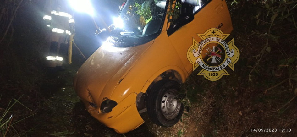 El taxi que se salió de la vía en el barrio San Cayetano, de Manizales.
