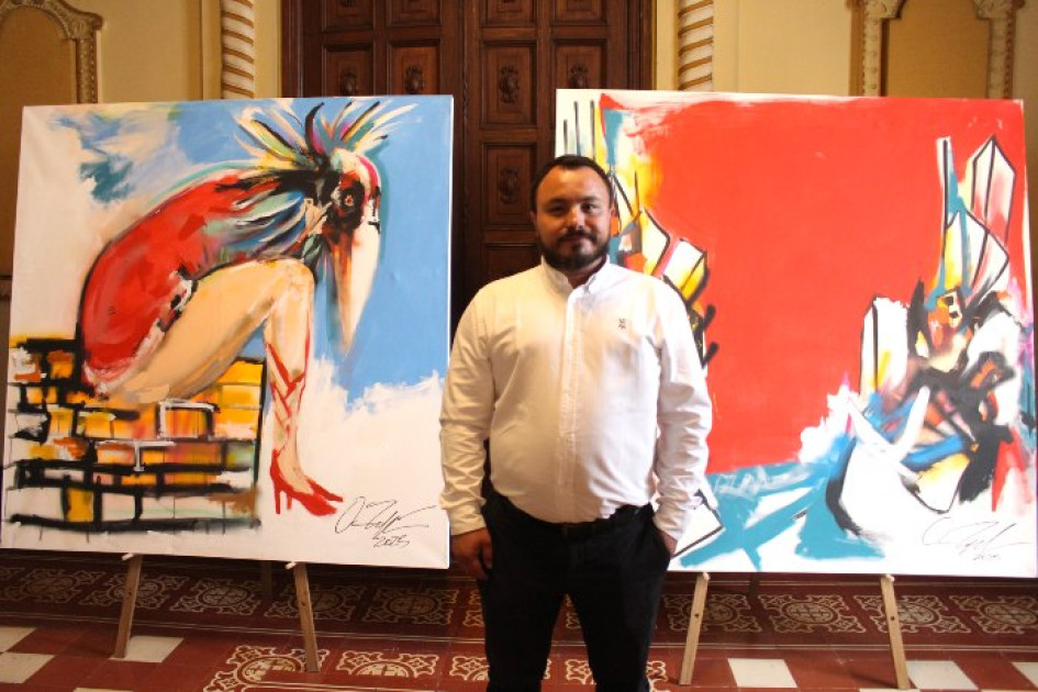 El artista y arquitecto Óscar Zapata con sus obras de la serie Territorios.