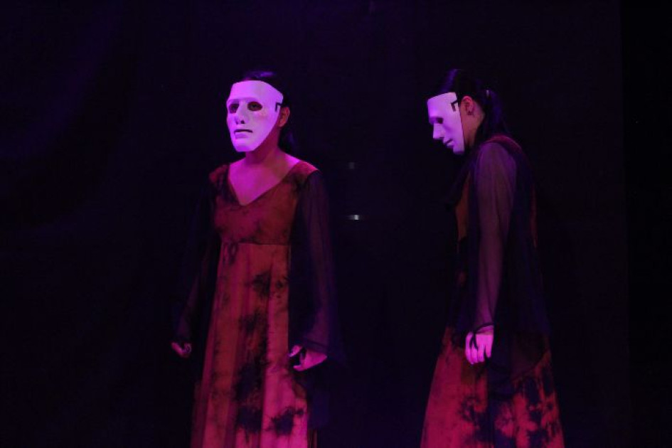 Las máscaras reflejan lo que ellas no pueden expresar. Ambas son estudiantes de sexto y séptimo grado del colegio Eugenio Pacelli.