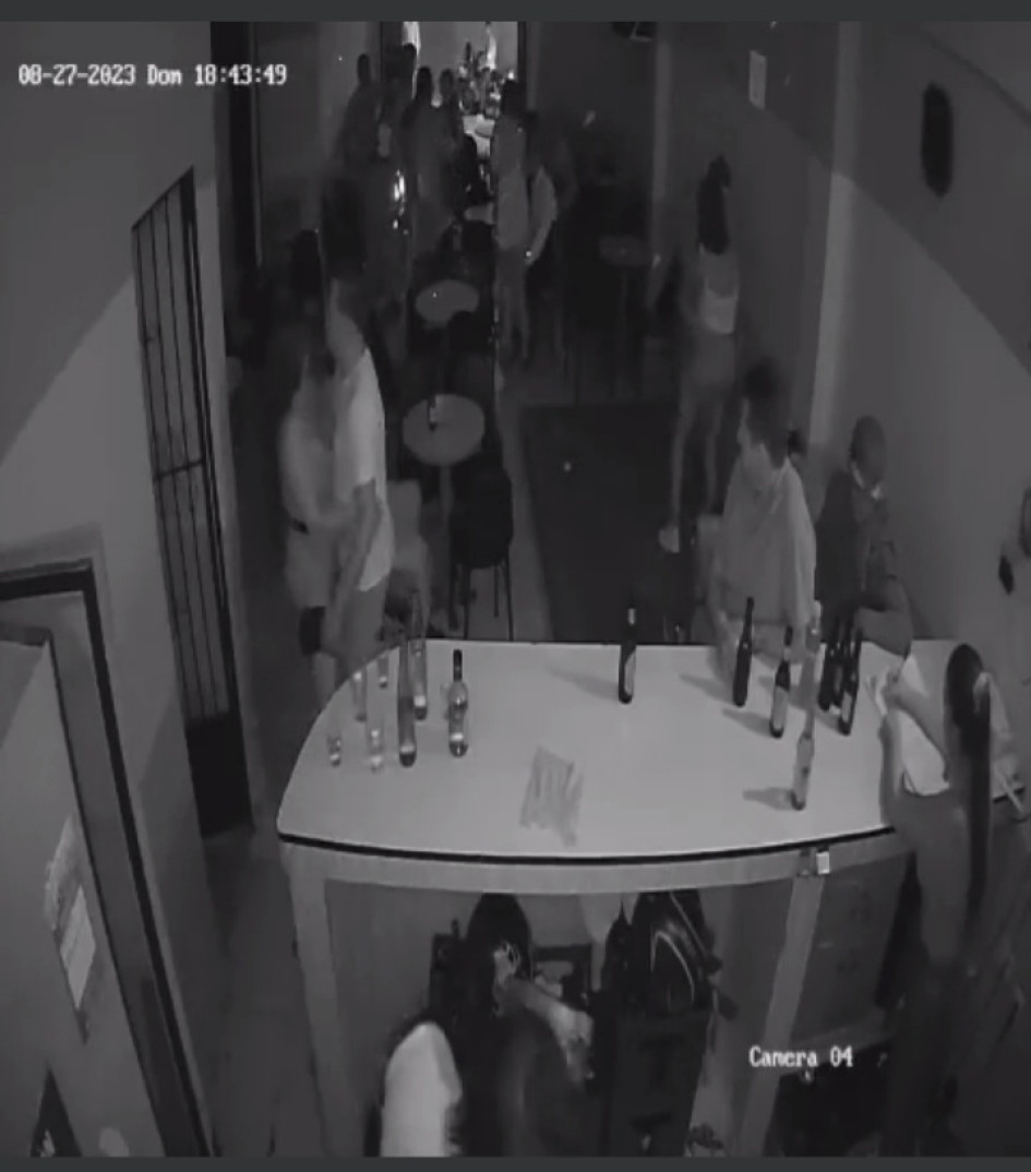 El coronel José Arturo Sánchez, comandante de la Policía de Caldas, estaba molesto por un video que se filtró en redes en el que un hombre asesinó a otro en un bar en Pácora.