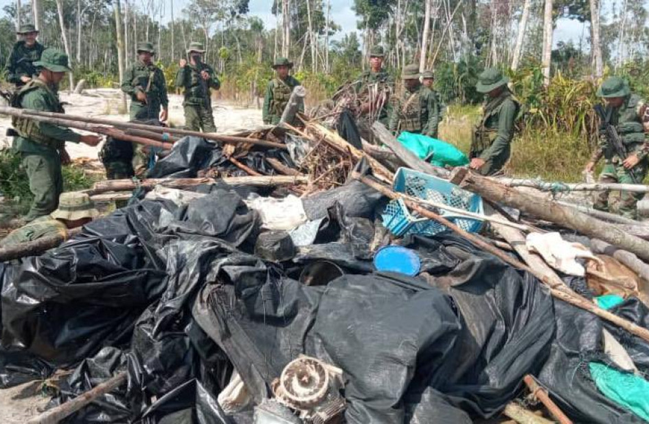La Fuerza Armada Nacional Bolivariana de Venezuela denunció que la minería ilegal está deteriorando significativamente la selva amazónica en su país.