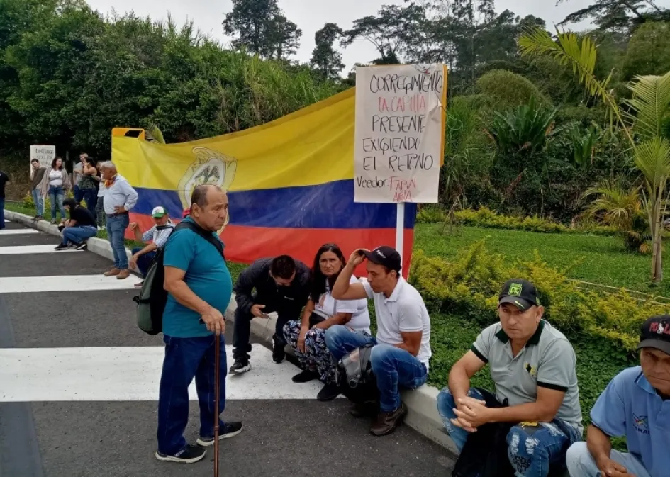 Las personas se ubicaron a un costado de la vía y esperan a Autopistas del Café.