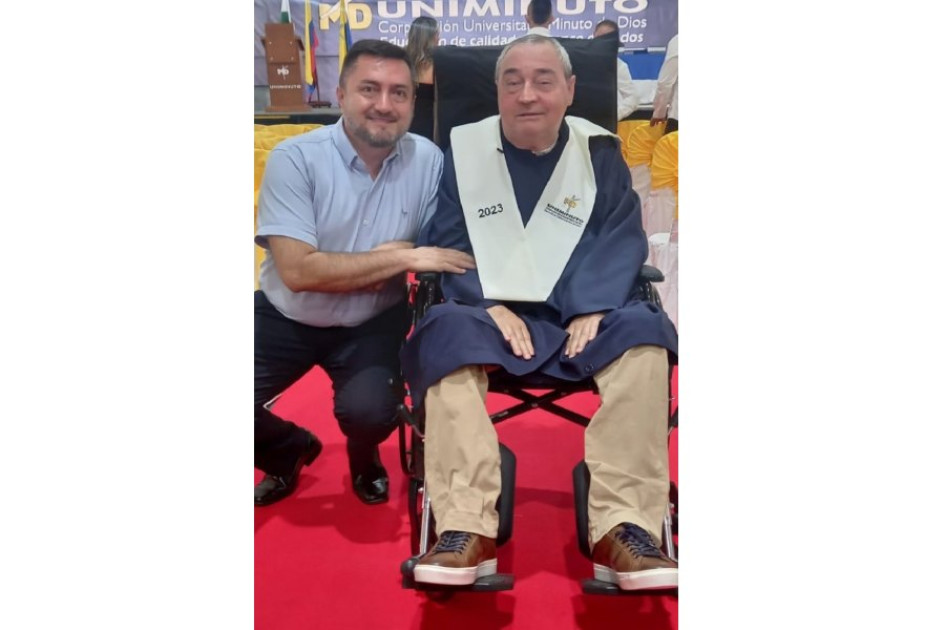 Bonel Fernando Mosquera, exconductor del Once Caldas, hoy director de la Uniminuto en Chinchiná, en el grado del profesor Luis Fernando Montoya.