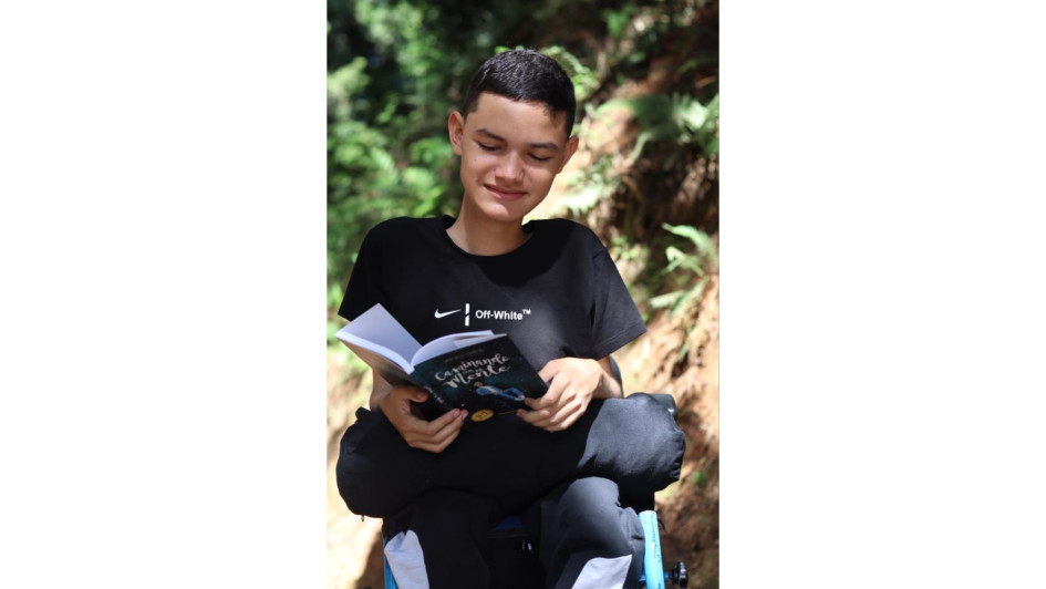 Santiago Zapata López con el libro Caminando con la mente.