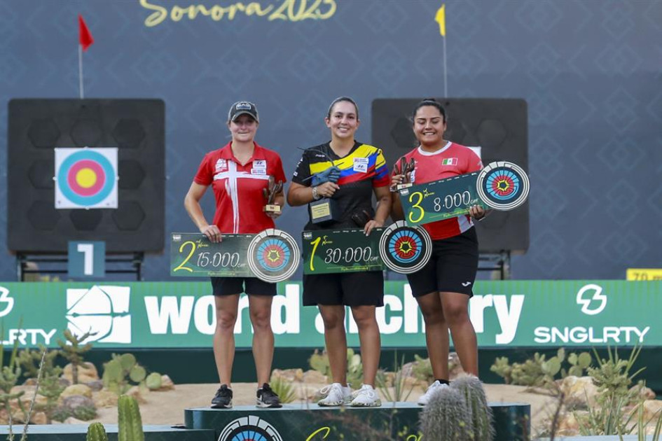 La colombiana Sara López Bueno (c) ganó por octava ocasión la medalla de oro en el Mundial de Tiro con Arco, categoría Compuesto, en Hermosillo, Sonora (México).