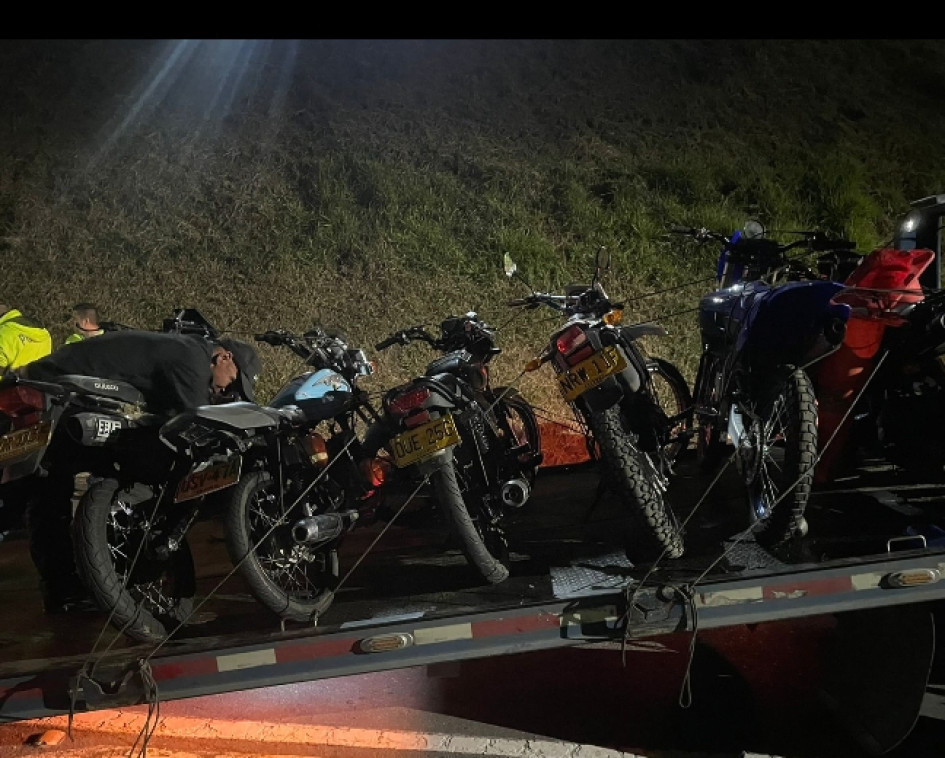 Grúas llenas de motos se observaron durante los operativos.