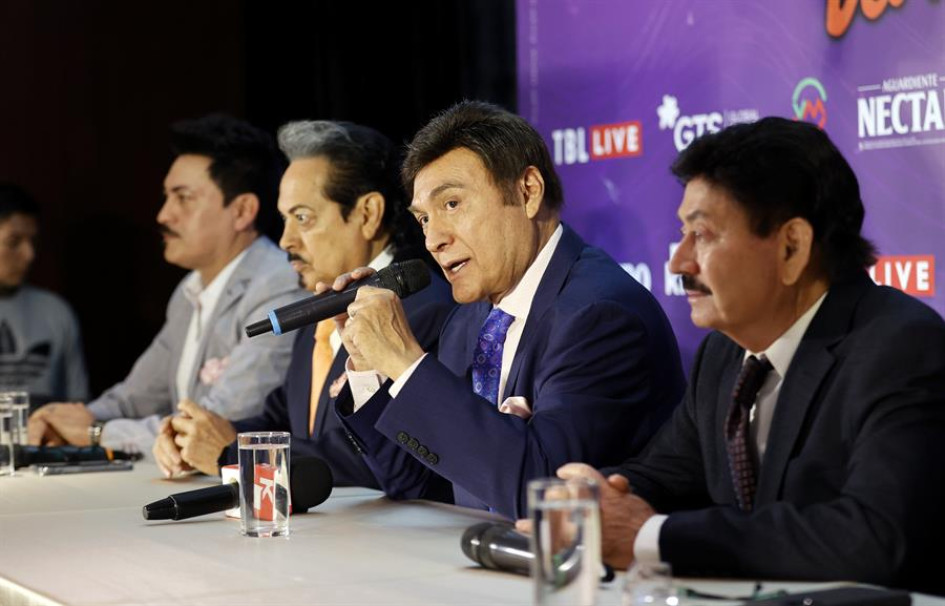 Los integrantes del grupo musical mexicano Los Tigres del Norte, de izquierda a derecha, Luis Hernández, Hernán Hernández, Jorge Hernández y Oscar Lara