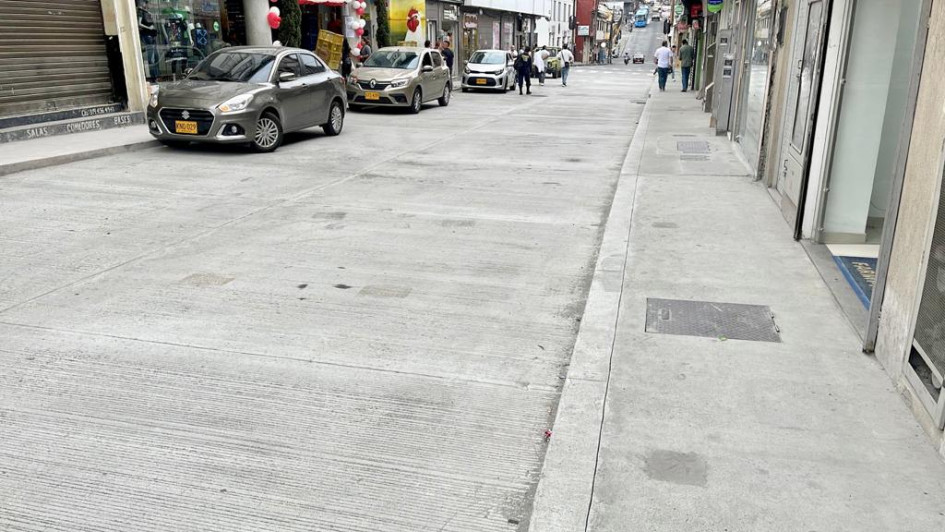 La capa asfáltica de la carrera 20, una de las vías más transitadas del Centro de Manizales, quedó renovada.