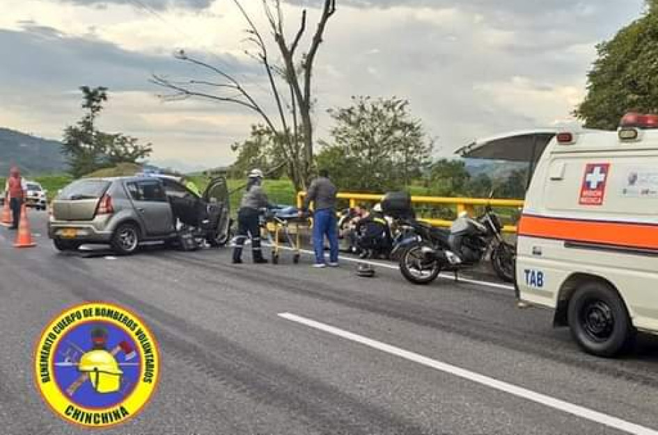 Bomberos trasladaron a las personas lesionadas al hospital de Chinchiná. 