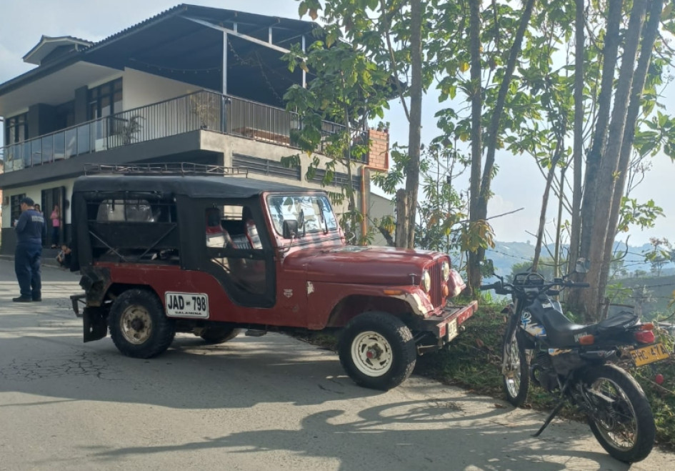La moto y el carro involucrados en el accidente de tránsito en Aranzazu.
