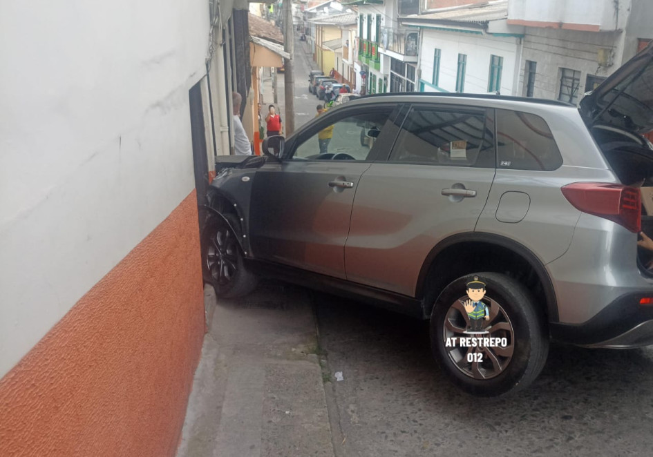 Carro chocó contra dos viviendas en Neira