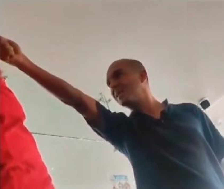 Momento en el que empresario en Ibagué maltrata a sus trabajadores. 