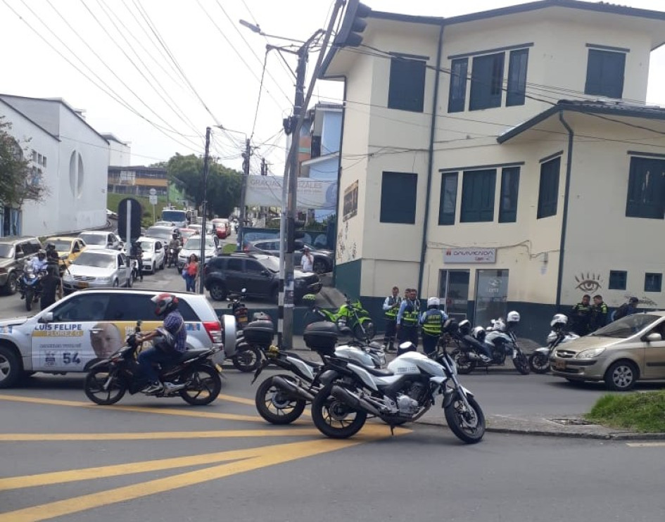 La agresión ocurrió cuando la funcionaria le exigió los documentos al motociclista.