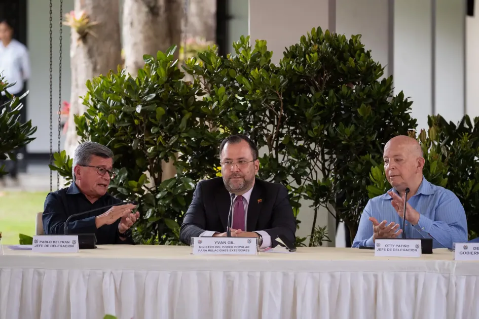 El jefe de la delegación del Eln Pablo Betrán (i), el canciller de Venezuela Iván Gil (c), y el jefe de la delegación del Gobierno de Colombia, Otty Patiño, participan en el cierre del cuarto ciclo de diálogos de paz entre el Gobierno de Colombia y el Ejercito de Liberación Nacional (Eln), hoy en la Casona Aquiles Nazoa de Caracas (Venezuela).