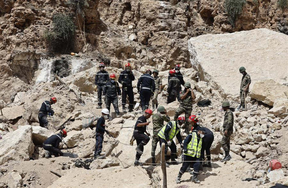 Grupo de rescatistas, en labores de búsqueda de sobrevivientes en la aldea de Imi N'Tala, en Marruecos. 