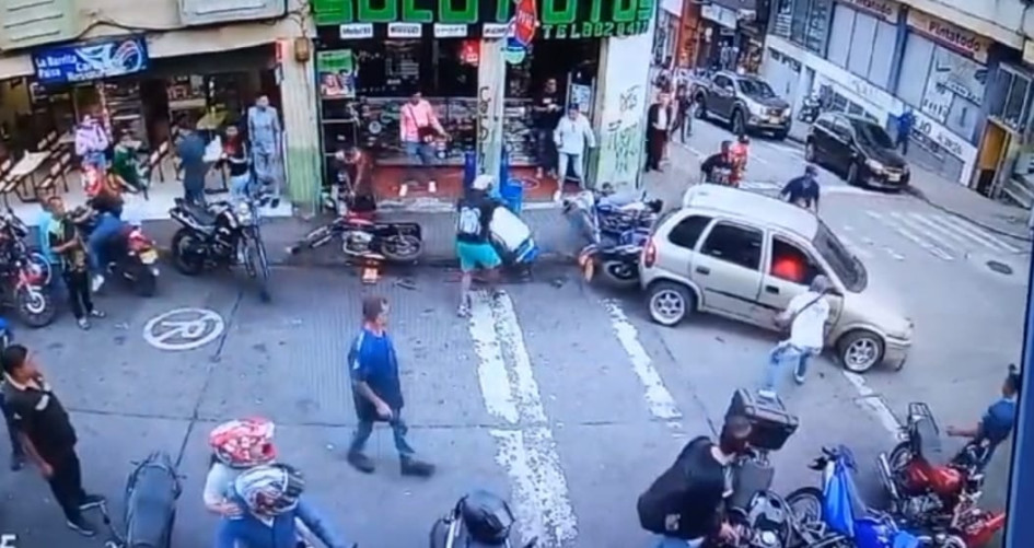 En su intento por huir, el conductor del carro chocó con otros vehículos.