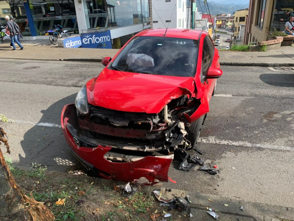 El carro chocó contra un árbol en la avenida Santander de Manizales. 