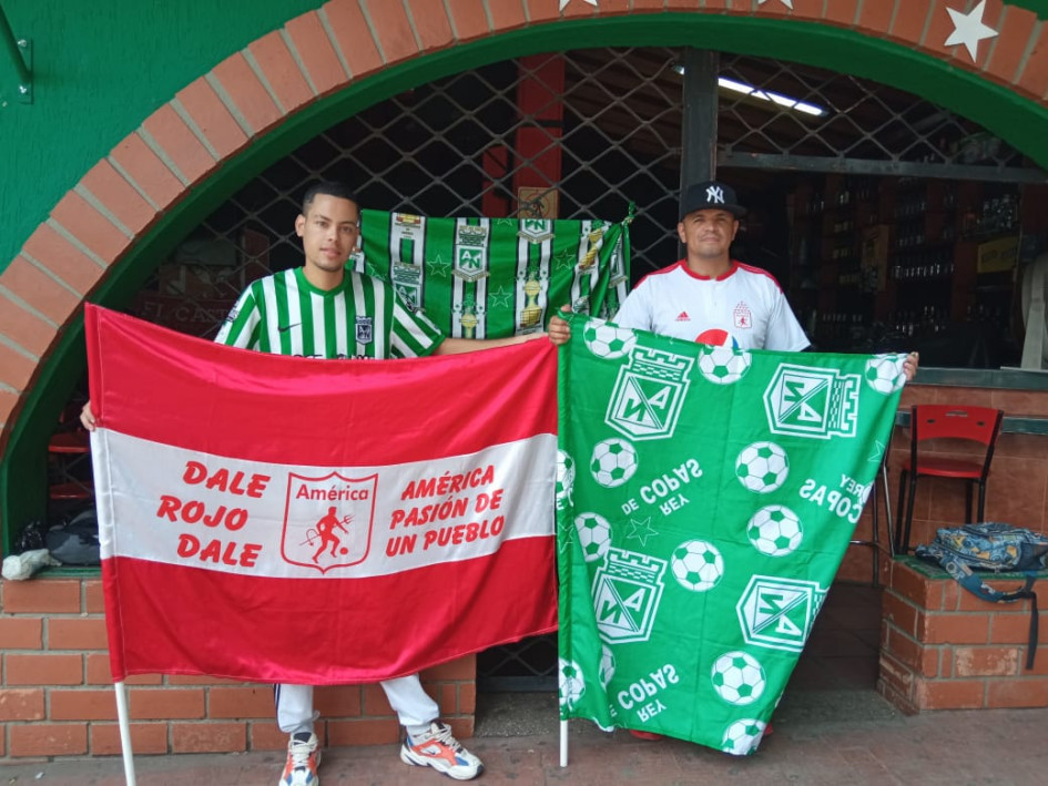 Santiago y Marlon son los encargados de la logística en cada clásico entre La Mechita y Los Verdolagas.