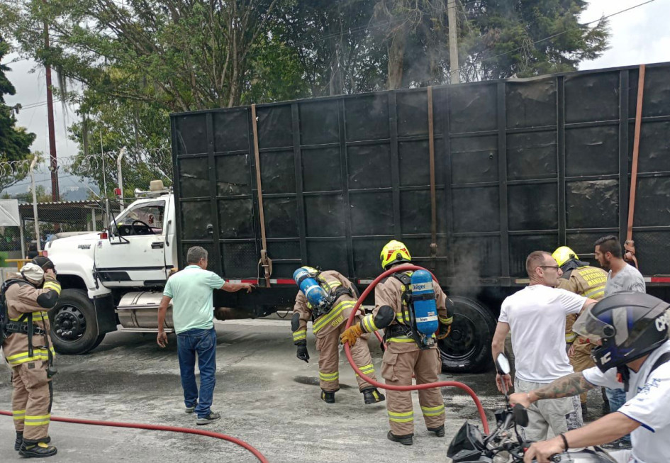 Comunidad, personal del Inpec y Bomberos controlan incendio de un camión en Manizales