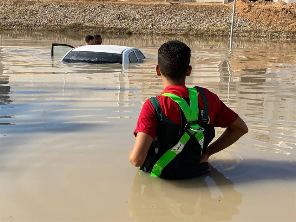 Los equipos de emergencia de Media Luna Roja responden a las devastadoras inundaciones que arrasaron el noreste de Libia.