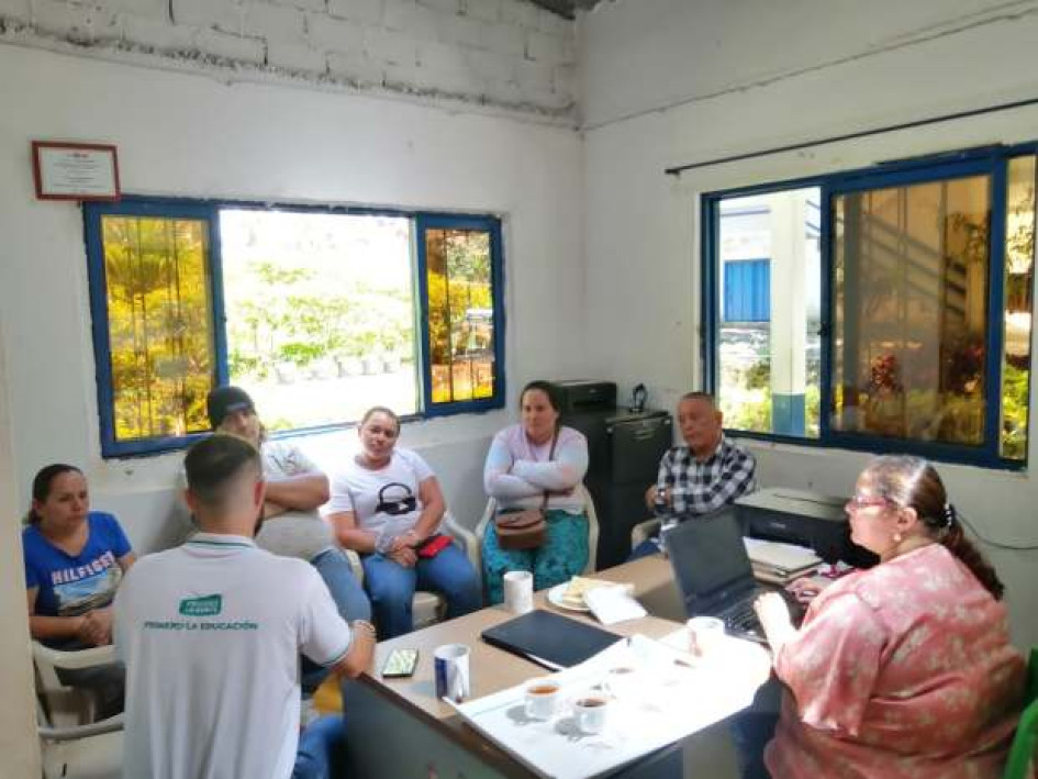 Padres de familia bloquearon ayer en la mañana el acceso a Manzanares. Exigen docente permanente en la sede de primaria del colegio Llanadas.