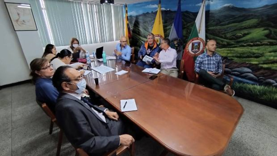 La Veeduría Transparencia Concurso Docente tiene esta foto (publicada en redes por la Alcaldía) de una actividad en la que la secretaria de Educación de Manizales, Elizabeth Pacheco, habla con rectores sobre diversos temas, entre ellos el Concurso Docente. Ahí esperaba estar la Veeduría.