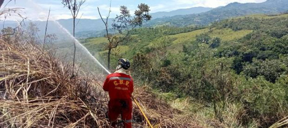 Una supuesta quema controlada se salió de control en la vereda El Paraíso, de Anserma, que afectó tres cuadras y media.
