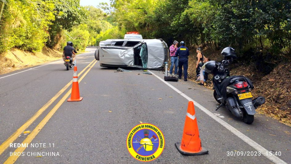 Una camioneta se volcó en la vía La Manuela-Manizales.
