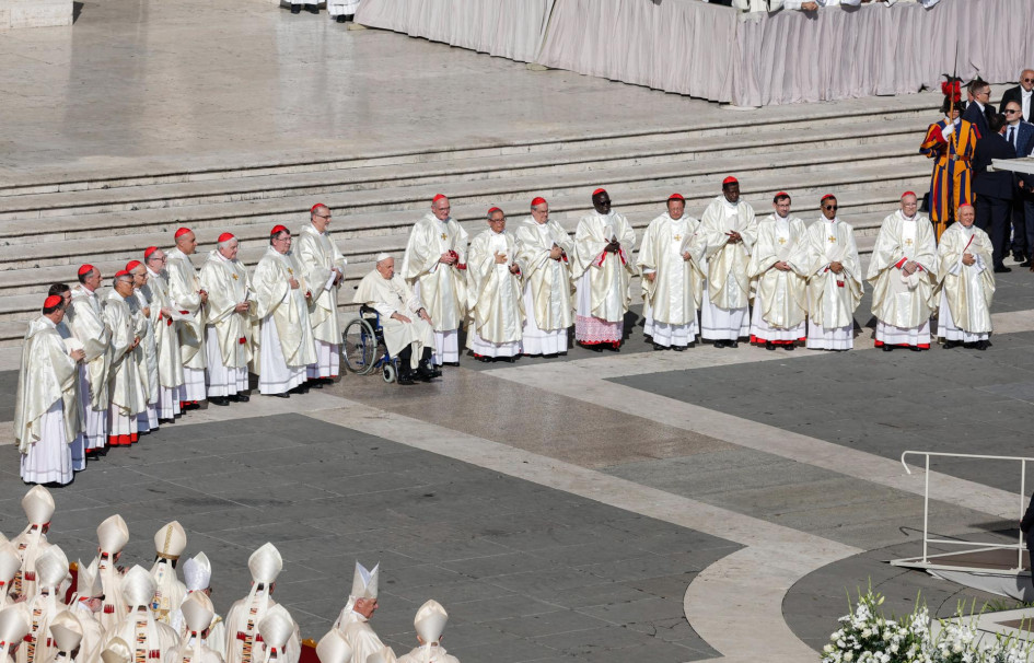 El papa Francisco presidió con los nuevos cardenales la Santa Misa de apertura del Sínodo de los Obispos en la Plaza de San Pedro, Ciudad del Vaticano.