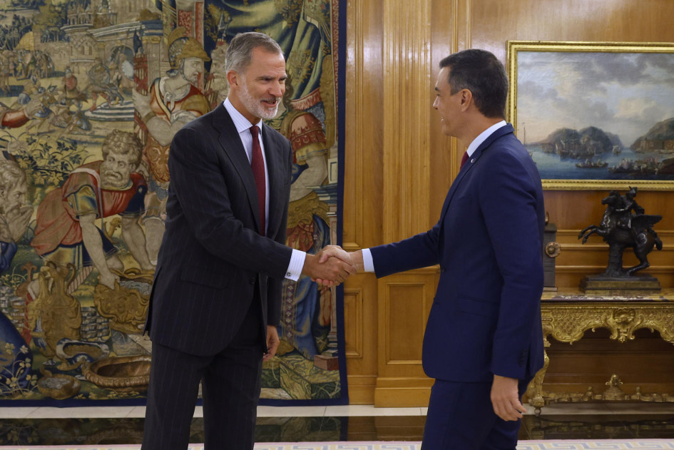 El rey Felipe VI (i) estrecha la mano al líder del PSOE y presidente del Gobierno en funciones, Pedro Sánchez, antes de su encuentro celebrado este martes en el Palacio de La Zarzuela en el marco de la ronda de contactos para designar nuevo candidato al Gobierno de España.